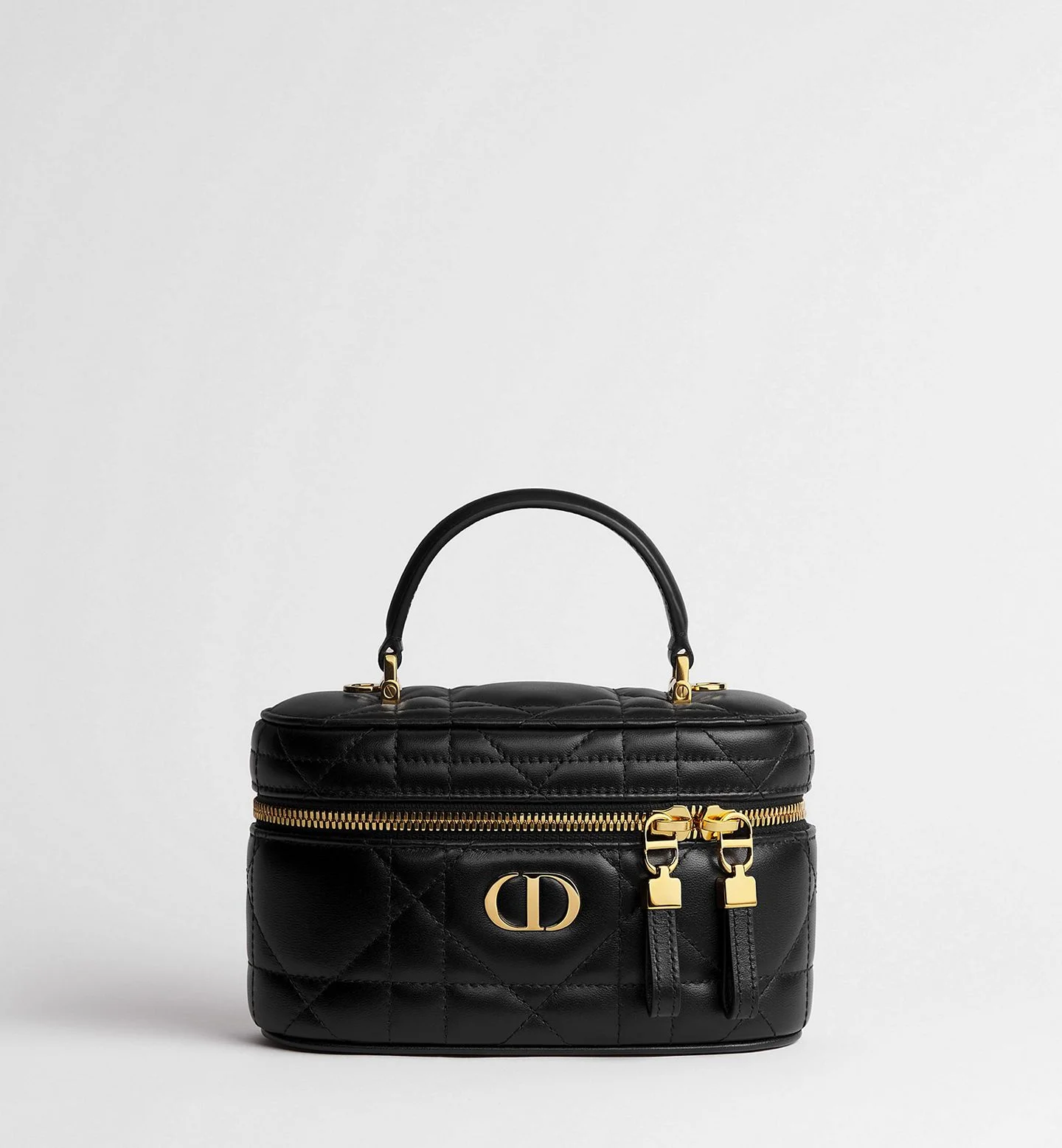 รีวิวกระเป๋า Vanity Bag รุ่นฮิต แมตช์ลุคพรีเมียมคู่กับชุดเดรสสำหรับสะพายใช้งานได้บ่อย