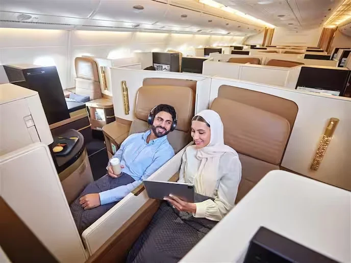 ที่นั่ง Business Studio ของสายการบิน Etihad Airways ที่ปรับนอนราบได้
