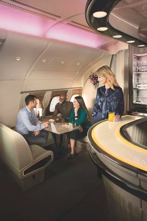 บาร์เครื่องดื่ม Onboard Lounge สุดหรูบนเครื่องบิน Emirates A380