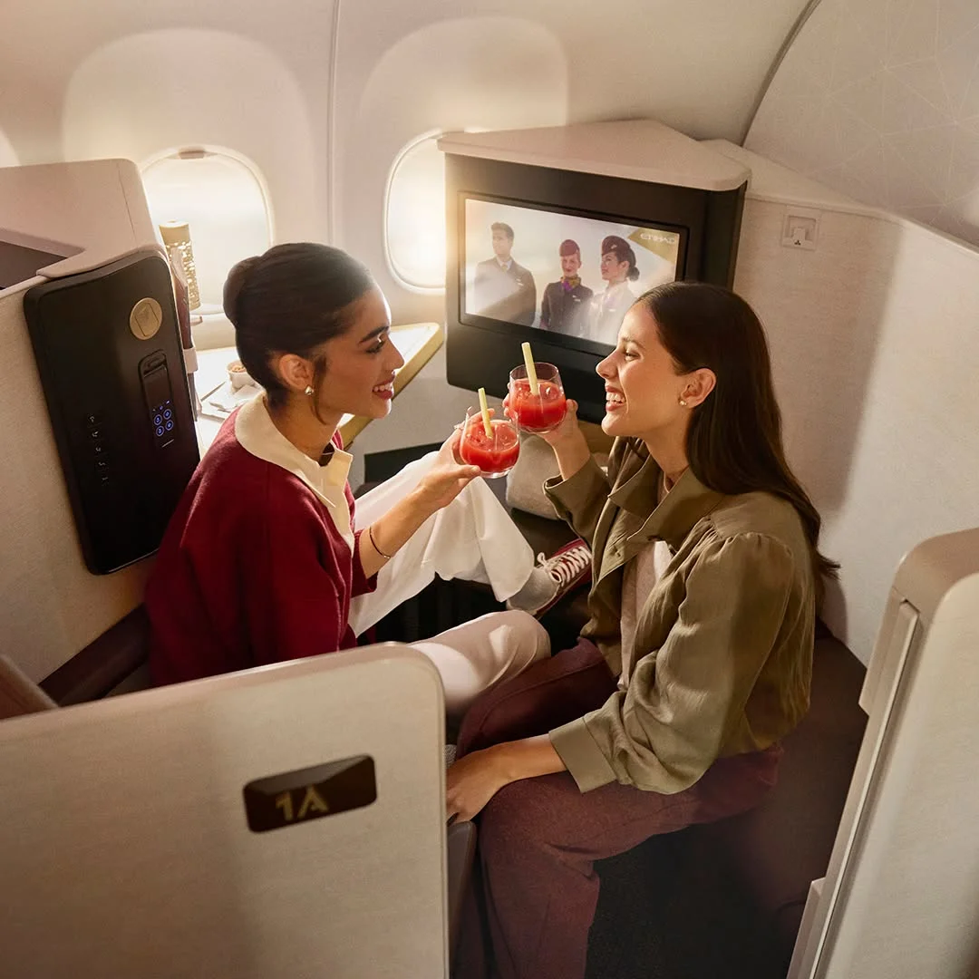 ผู้โดยสาร VVIP กำลังพักผ่อนผ่อนคลายจากการเลือก จองตั๋วเครื่องบิน Etihad Airways เดินทางไปยุโรป