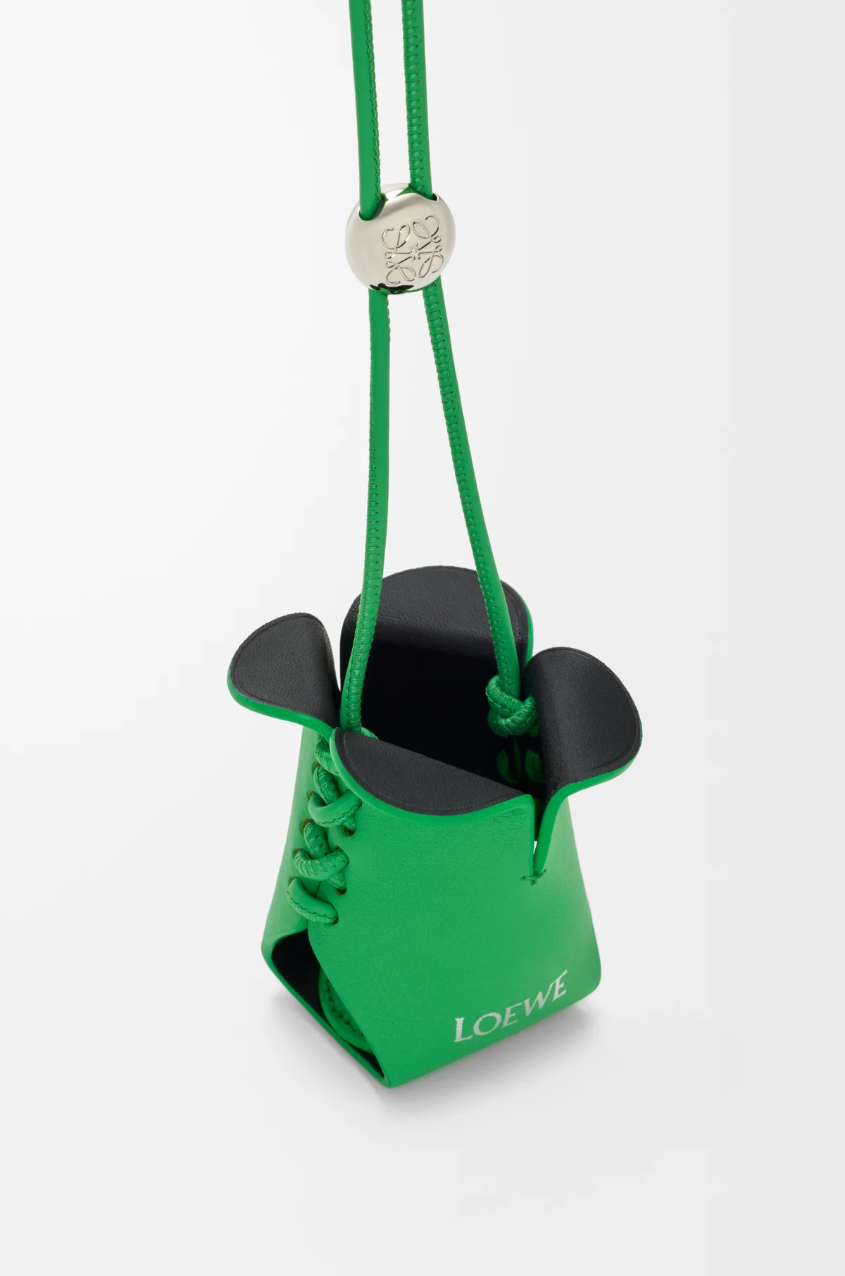 รายละเอียดงานคราฟต์หนังและการประดับโลโก้ Loewe บนชาร์มดอกคูน