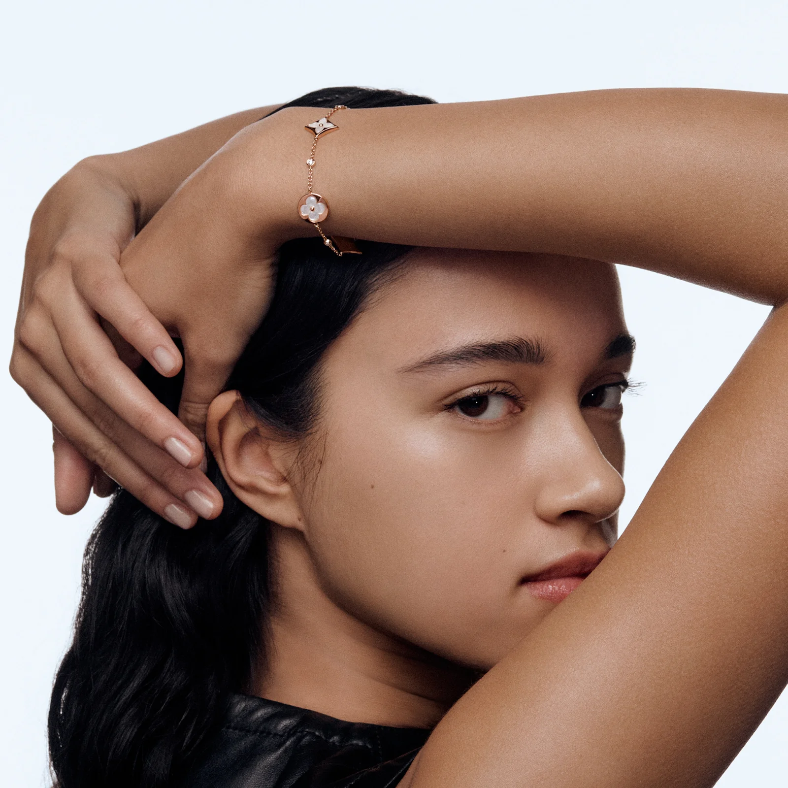 กำไล Louis Vuitton Color Blossom BB ประดับเปลือกหอยมุกและเพชร