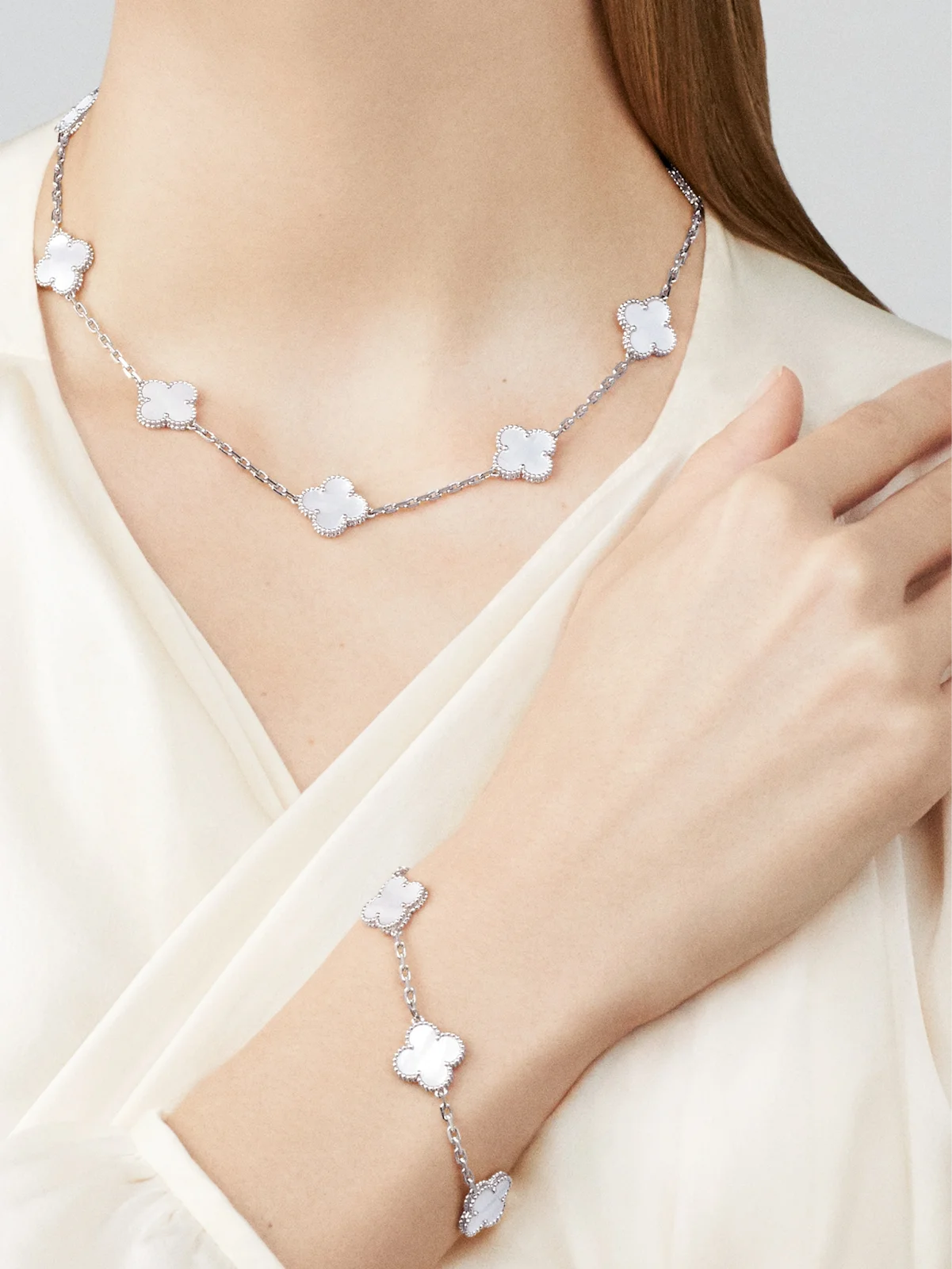 กำไลมุก Van Cleef & Arpels Vintage Alhambra 5 Motifs สีขาวละมุน