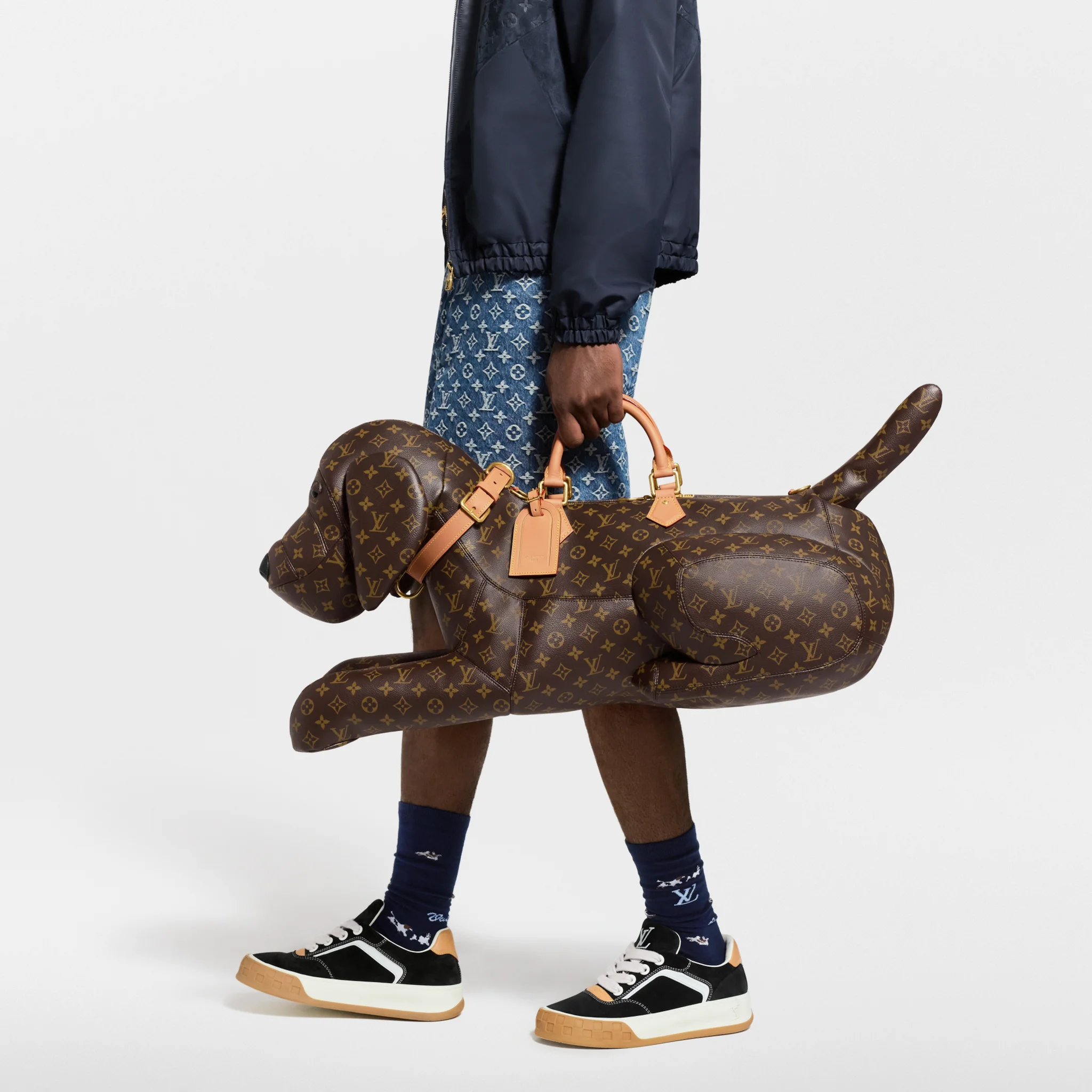 LV Dog Bag ทำจาก Monogram แคนวาส ผสานหนังคาวไฮด์ธรรมชาติ