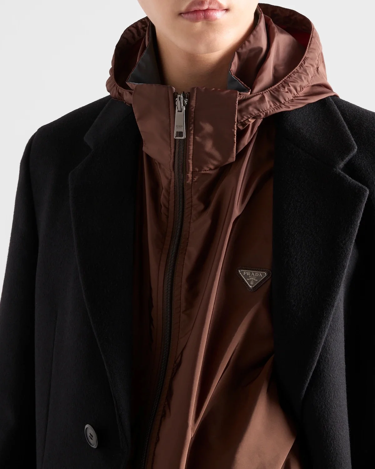 เสื้อแจ็คเก็ตกันลมกันน้ำ Prada Re-Nylon Jacket ลุคสปอร์ตลักชู
