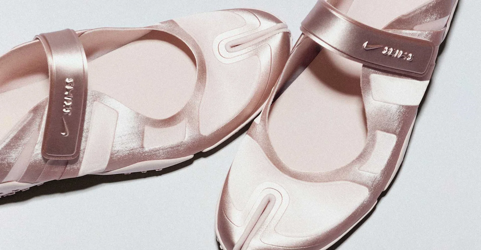 รายละเอียดการดีไซน์แยกนิ้วเท้าอันเป็นเอกลักษณ์ของรองเท้า Tabi