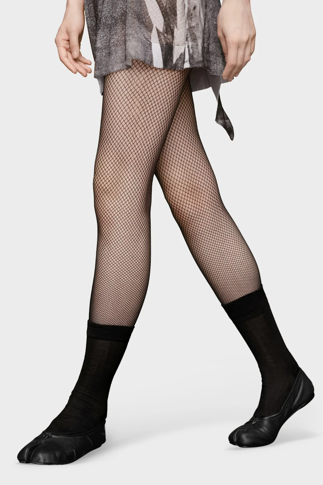 ลุคการแต่งตัวสไตล์มินิมอลแมตช์กับรองเท้า Tabi Flats สีดำ