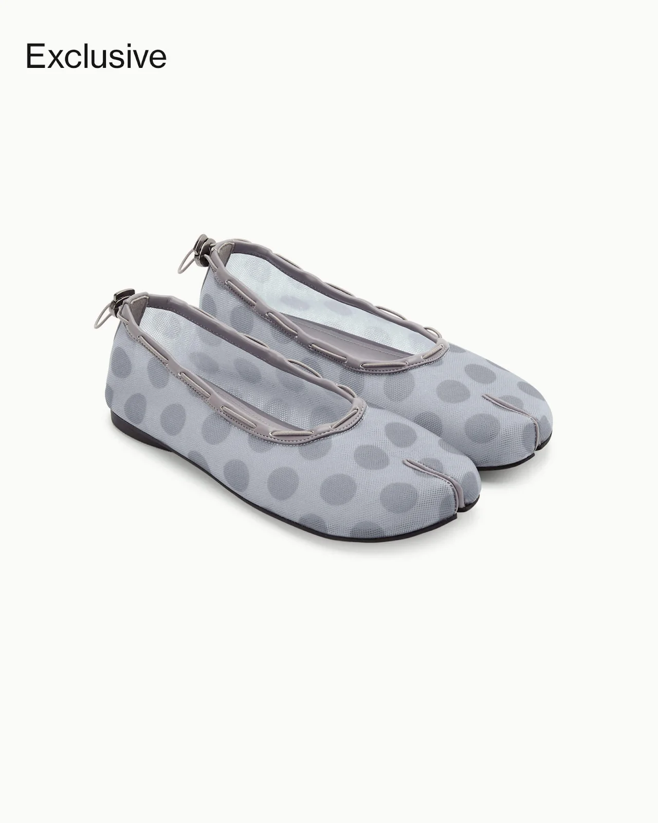 รองเท้าผ้าใบ Tabi Sneaker สำหรับลุคสตรีทแฟชั่นที่ดูแกลม